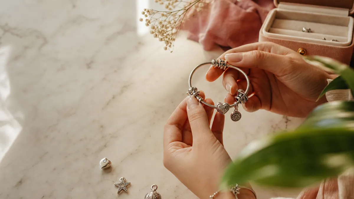 Pandora : tout savoir sur la marque de bijoux et ses charms