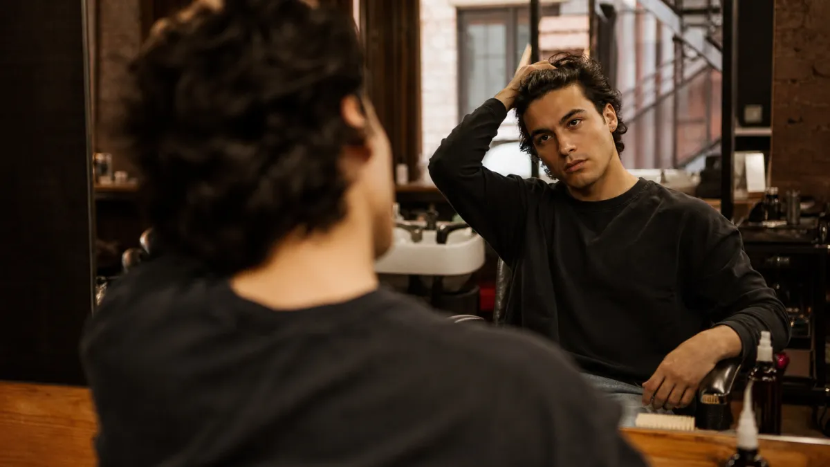 Cheveux mi-long homme : guide des styles et tendances 2026